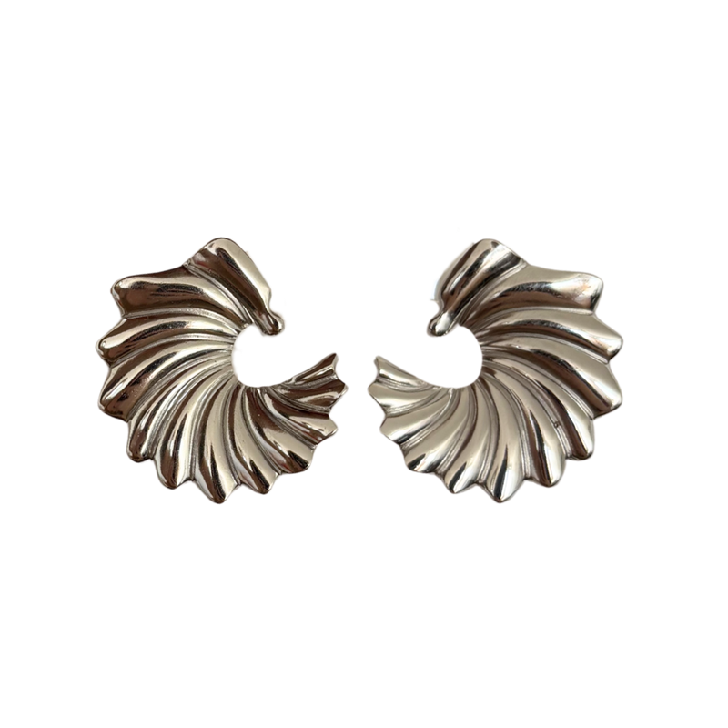 Argollas Escultura Plateadas – Diseño Orgánico en Acero Inoxidable