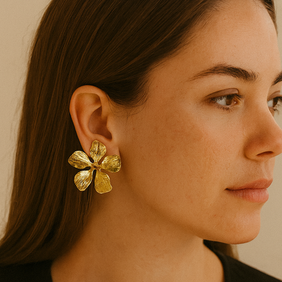 Aros Flor Dorada – Sofisticación natural en cada detalle