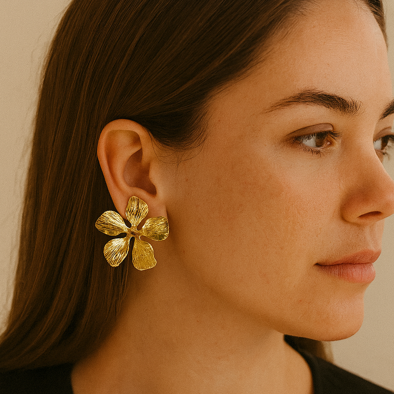 Aros Flor Dorada – Sofisticación natural en cada detalle