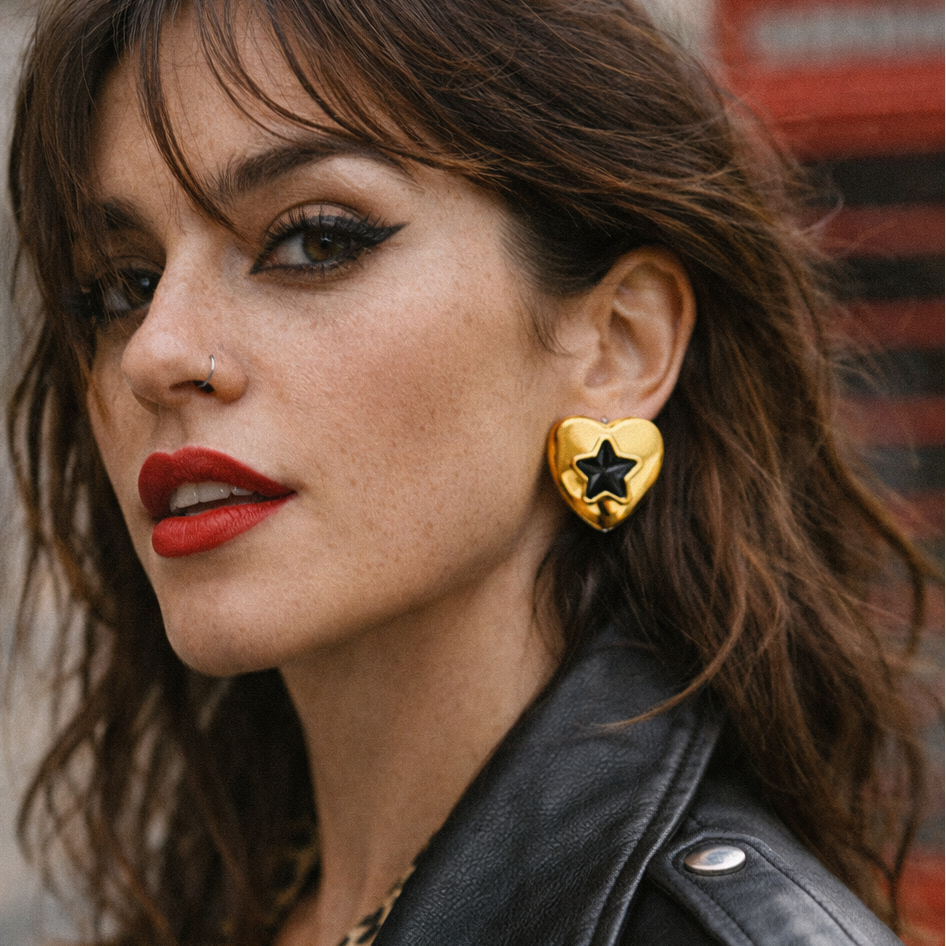 Aros Corazón Star – Acero Dorado con Cristal Negro