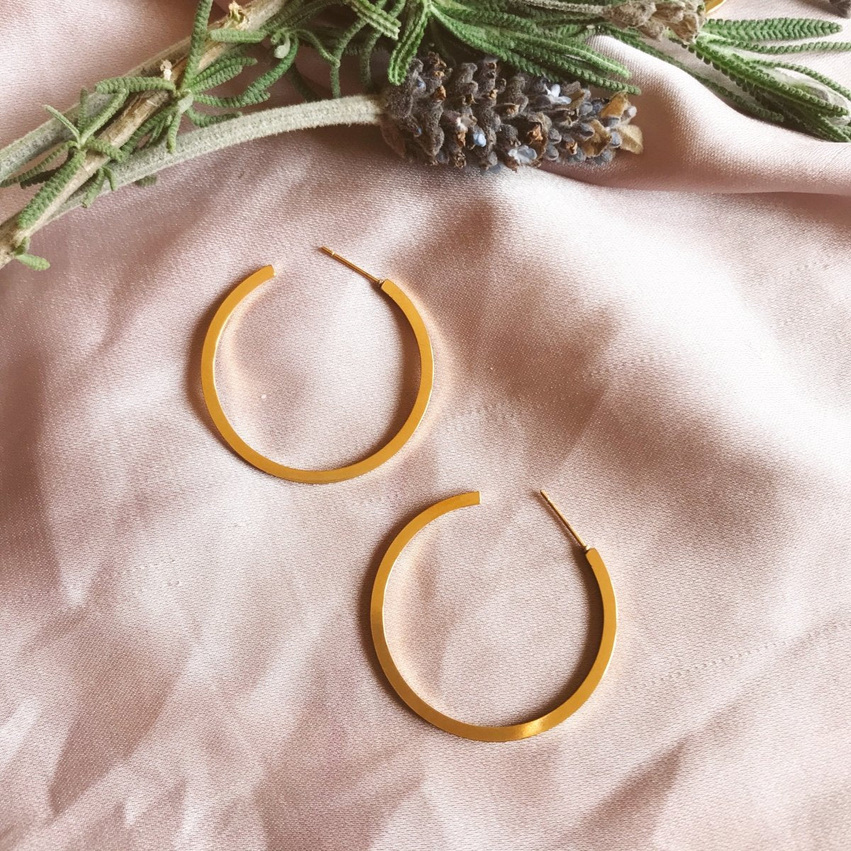 Aros Argollas Cornelia Dorado - La Fábrica Store (4739965321278)